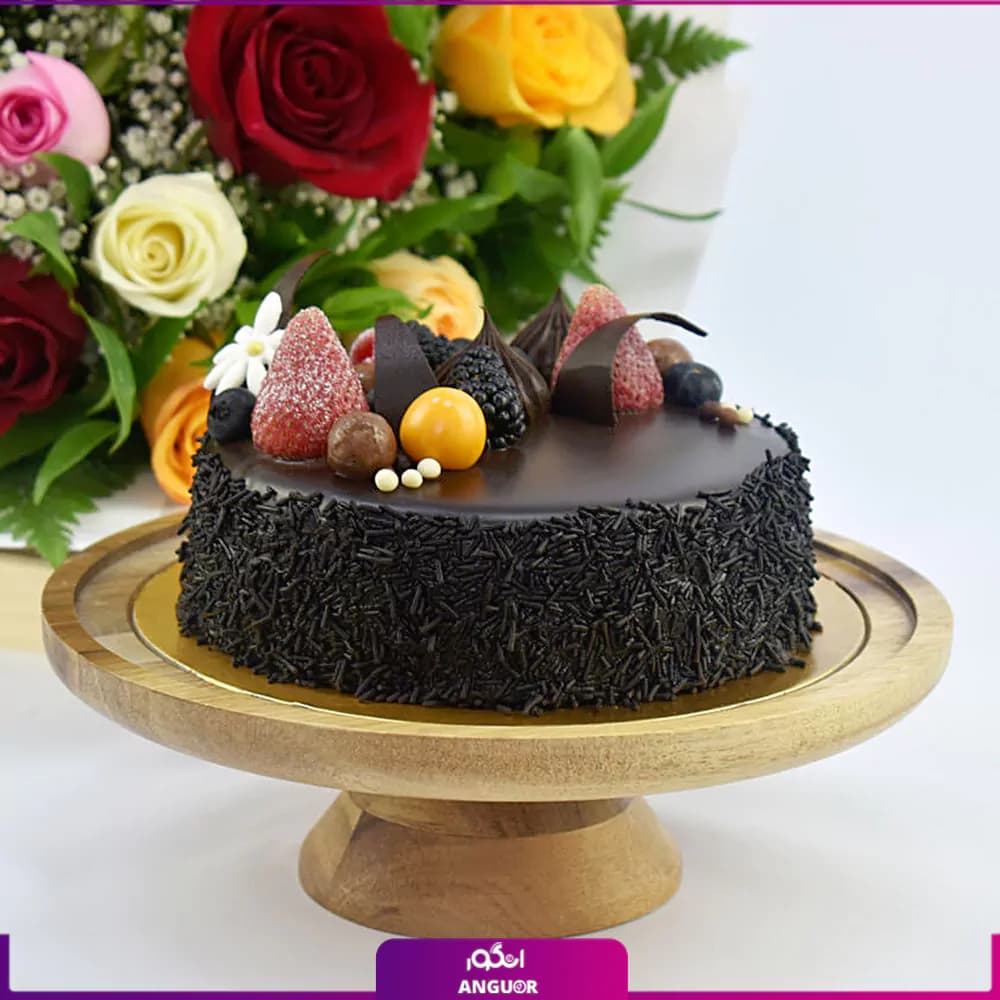 دسته گل رز به همراه کیک شکلاتی — تصویر ۵