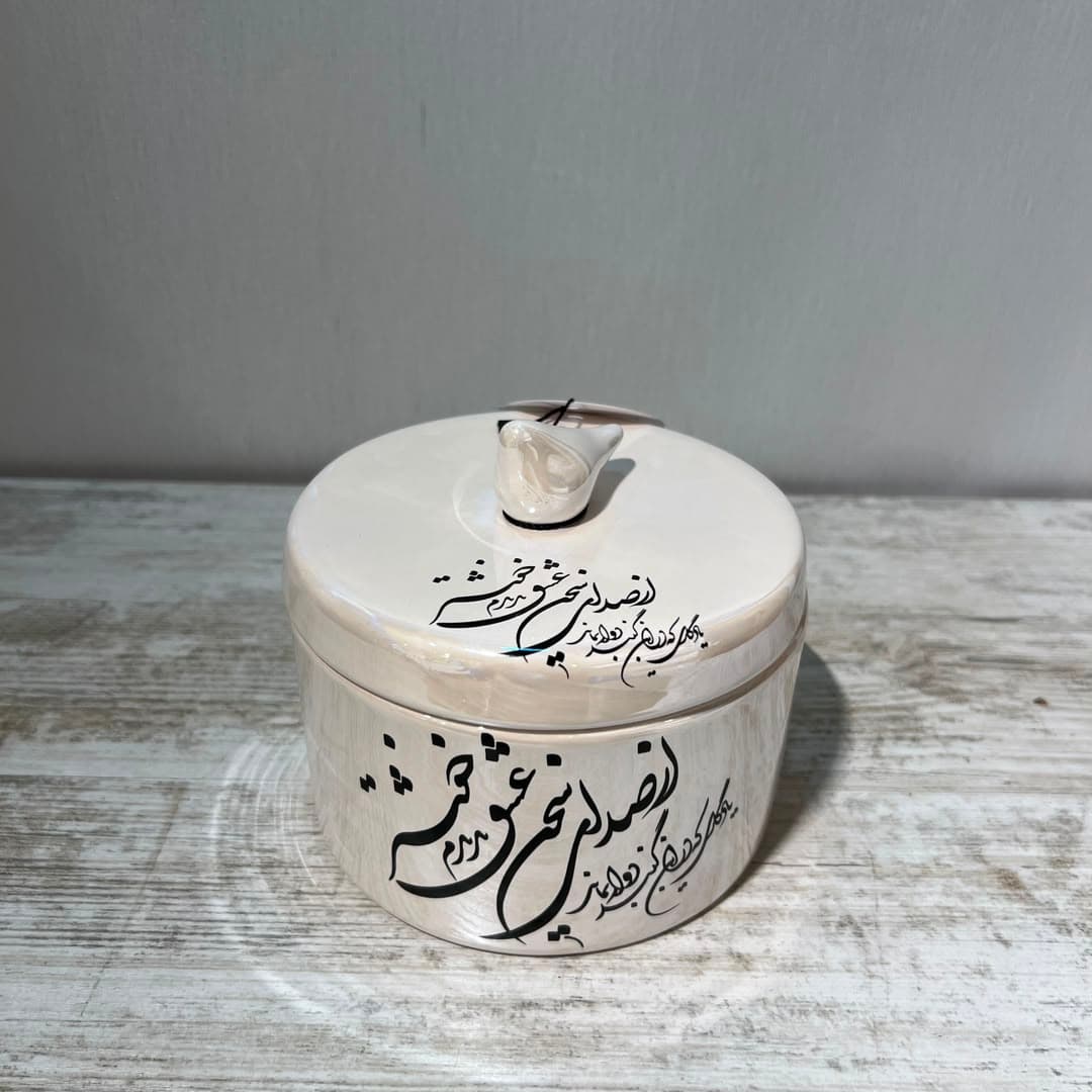 شکلات خوری گرد لیبل مشکی سرامیکی دستساز طرح صدای سخن عشق رنگ سفید