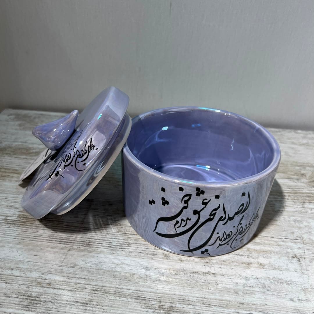 شکلات خوری گرد لیبل مشکی سرامیکی دستساز طرح صدای سخن عشق رنگ بنفش — تصویر ۳