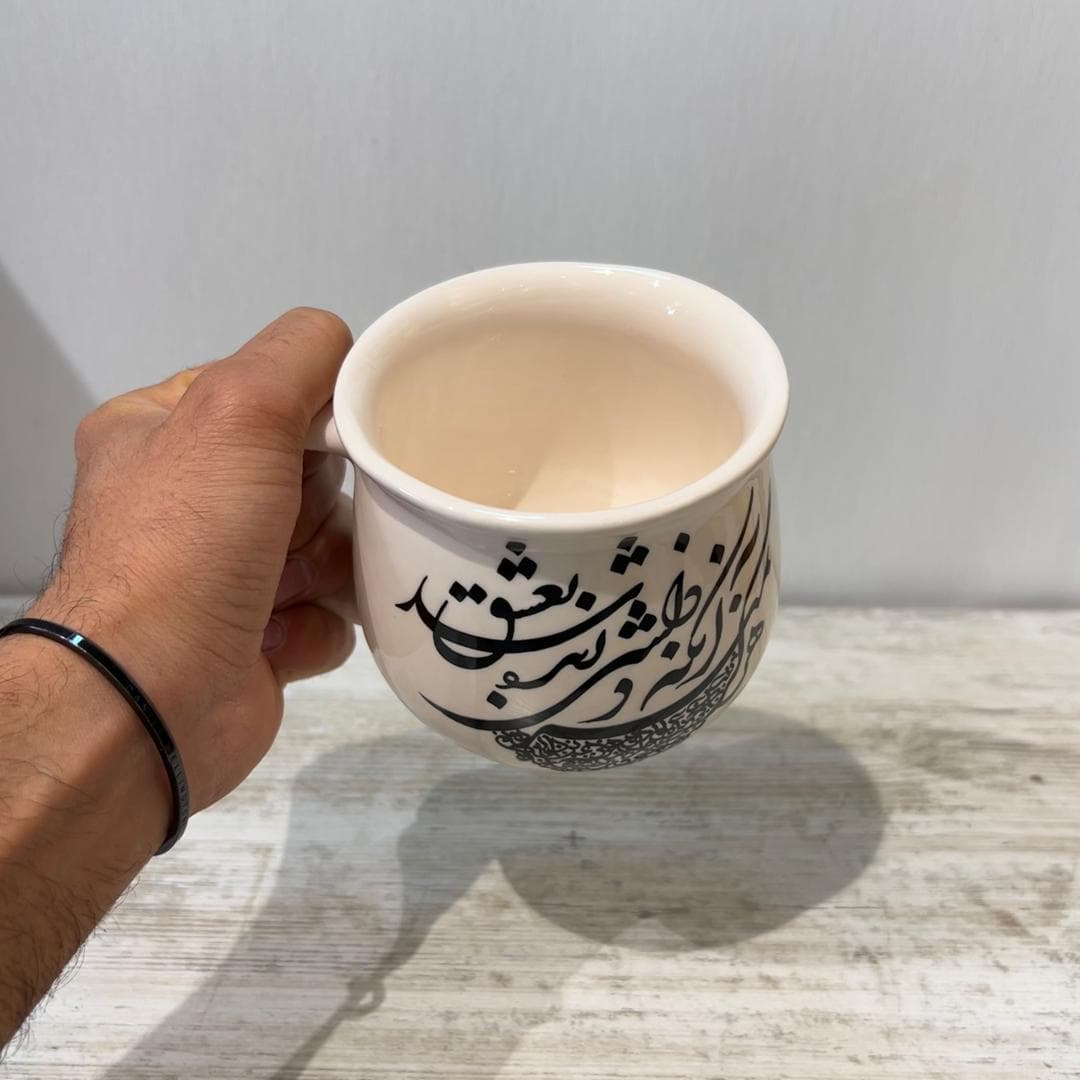 ماگ سرامیکی دستساز طرح شعر نستعلیق کد 2 — تصویر ۳