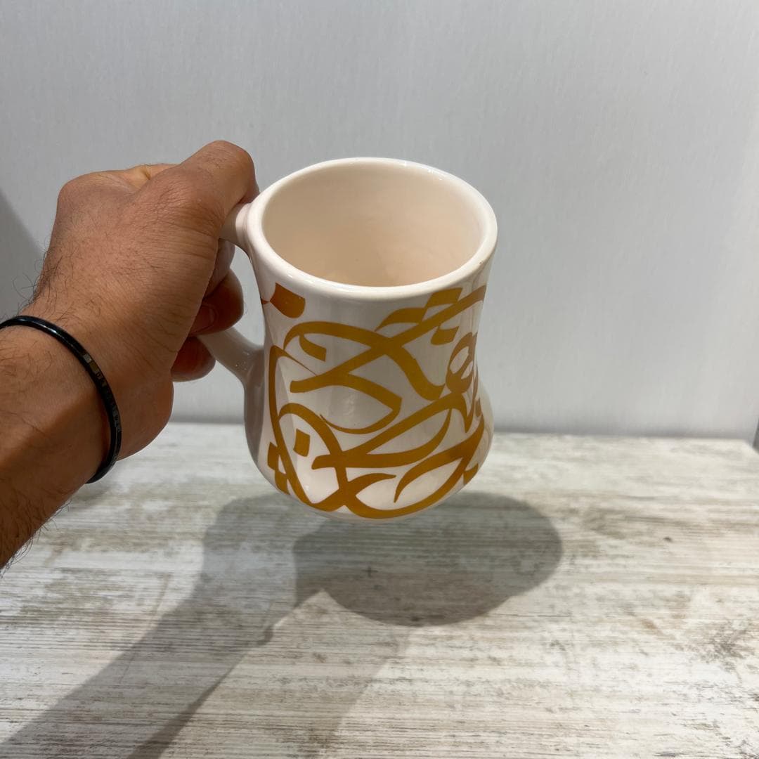 ماگ سرامیکی دستساز طرح کالیگرافی — تصویر ۳