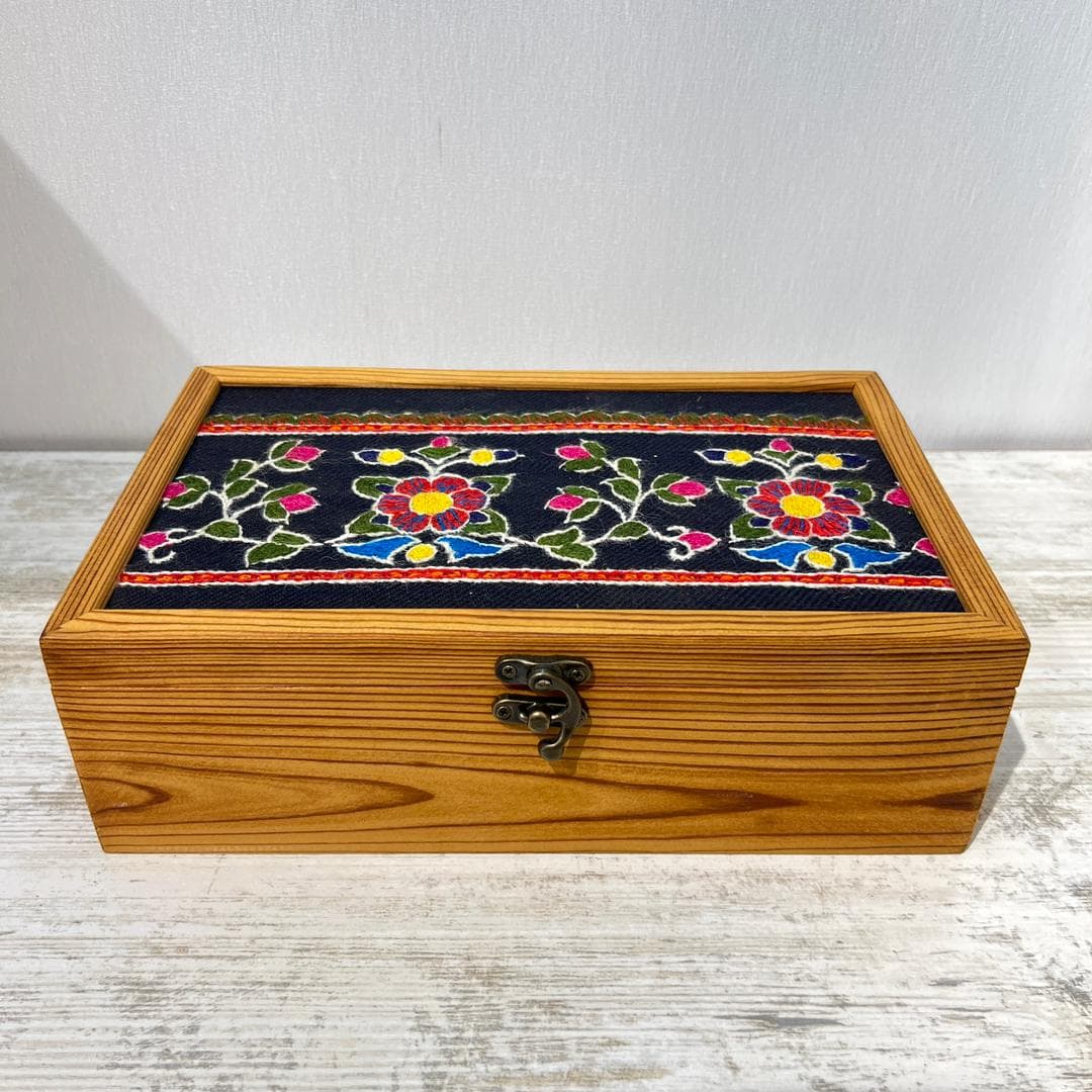 جعبه چوبی مربع 17 در 27 سانتیمتر پته دوزی دستساز طرح ایرانی کد 011