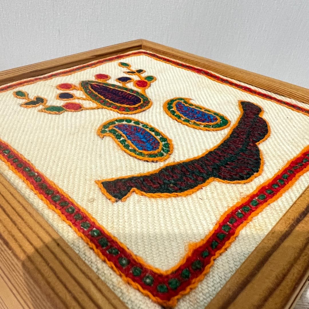 جعبه چوبی مربع 17 در 17 سانتیمتر پته دوزی دستساز طرح ایرانی کد 009 — تصویر ۳