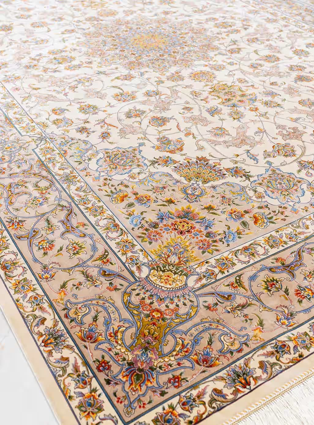 فرش ابریشم طرح پرنیان رنگ کرم 1700 شانه تراکم 5100 کد v115 — تصویر ۴
