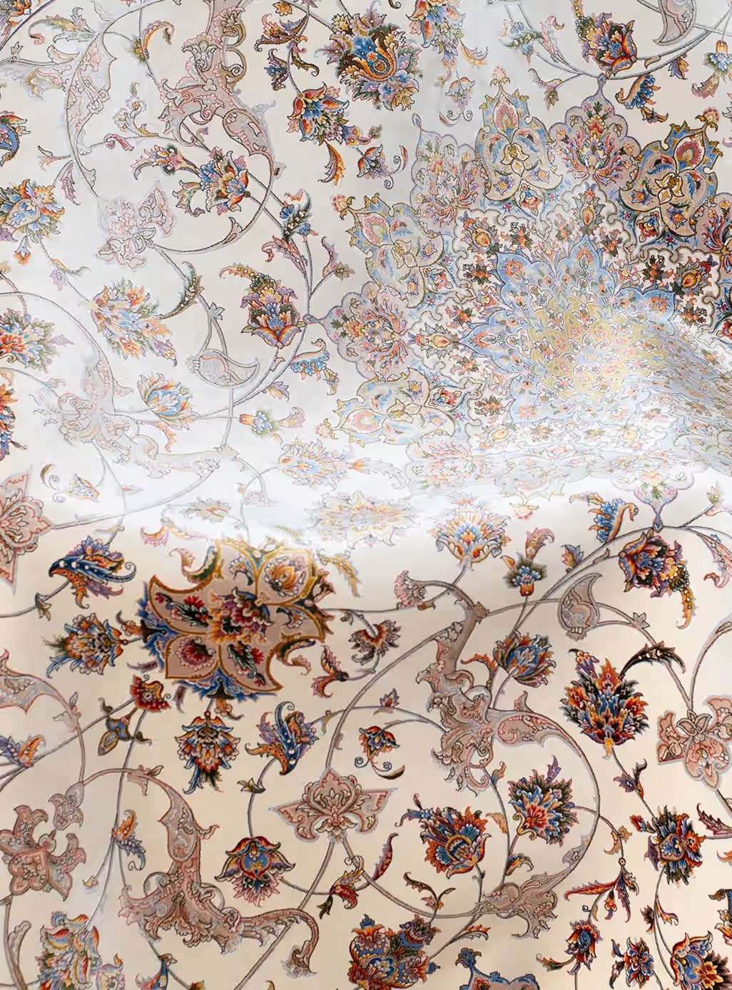 فرش ابریشم طرح پرنیان رنگ کرم 1700 شانه تراکم 5100 کد v115 — تصویر ۵