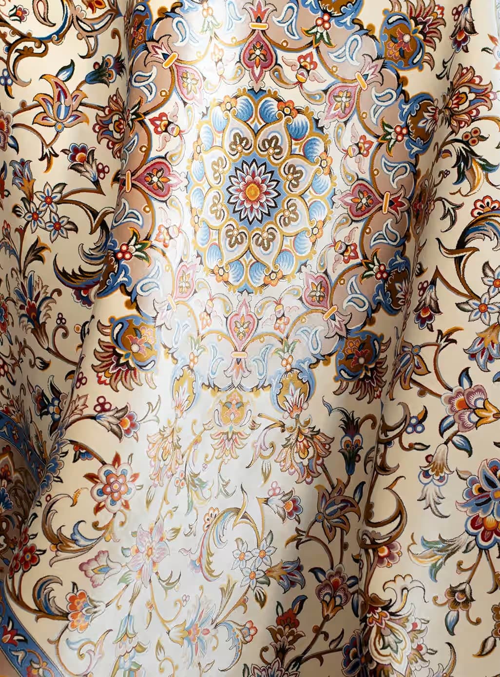فرش ابریشم طرح ریحان کرم 1700 شانه تراکم 5100 کد v588 — تصویر ۴