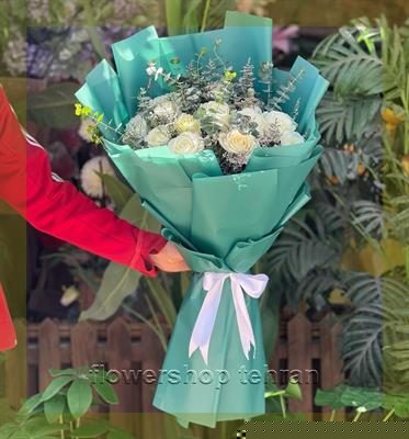 گلدان گل ارکیده با گل‌های تازه و دیزاین حرفه‌ای