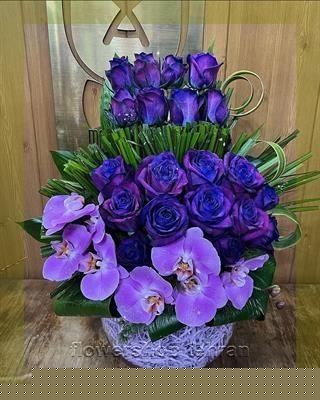 چیدمان هنری سبد گل رز خواستگاری برای دکور میز یا لابی — تصویر ۳