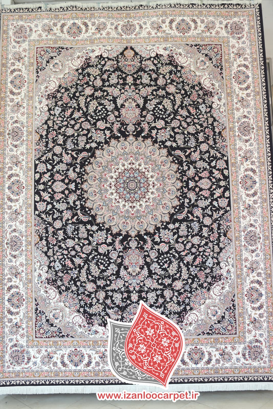 فرش زمرد مشهد طرح 46002 سرمه ای 1500 شانه تراکم 4500 تمام نخ اکریلیک — تصویر ۱۰