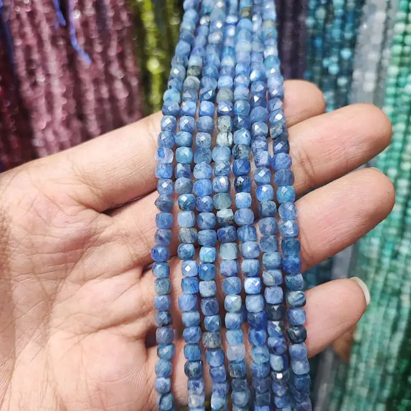ریسه سنگ کیانیت مکعبی سایز ۴ تراش کد13271 — تصویر ۳