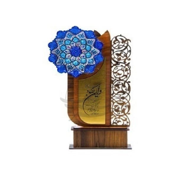 تندیس کنار شبکه مینا کاری بشقاب