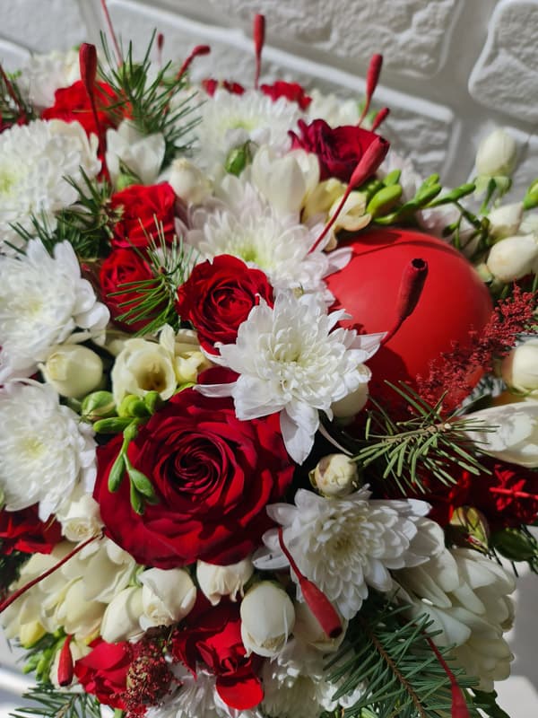 باکس گل و بادکنک کد 239 – گل فروشی آنلاین رزگاردن — تصویر ۳