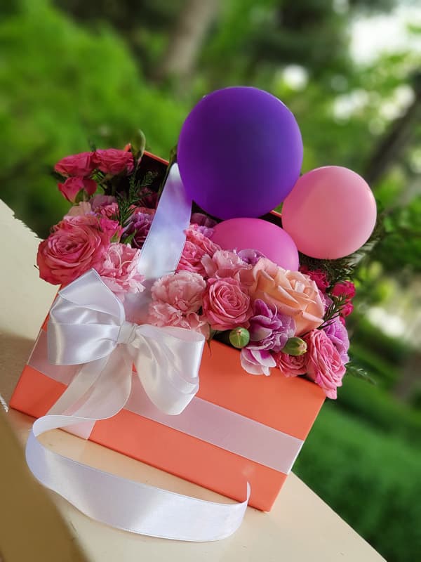 باکس گل و بادکنک کد 272 – گل فروشی آنلاین رزگاردن — تصویر ۳