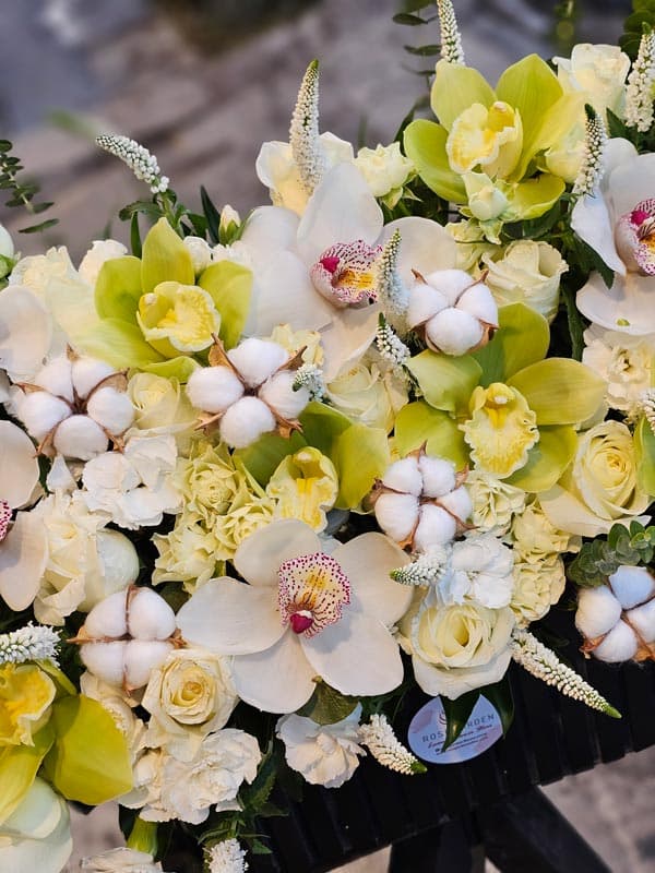 باکس گل تسلیت لاکچری کد 772 – گل فروشی آنلاین رزگاردن — تصویر ۸