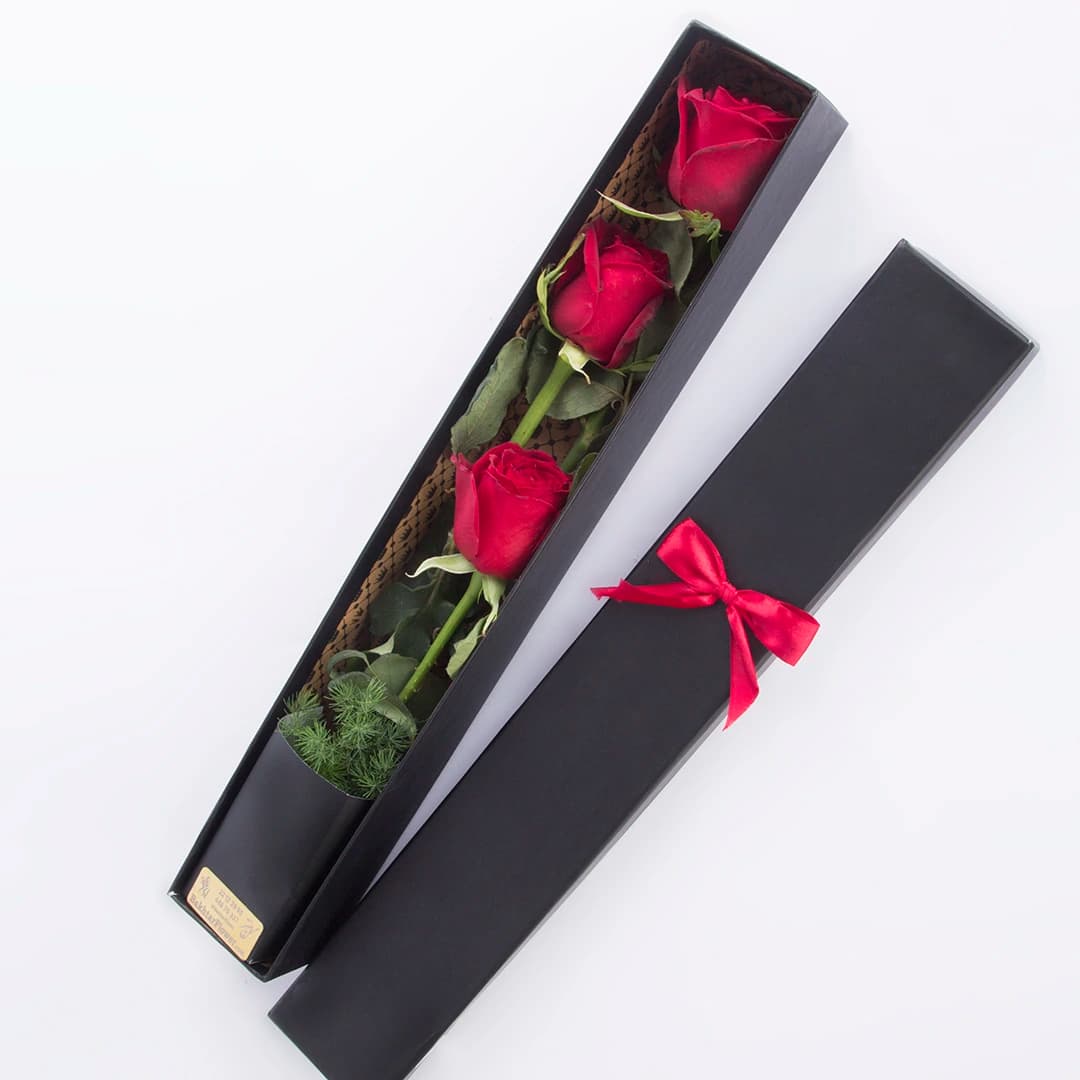 باکس گل رز قرمز 3 شاخه – کد 2490 — تصویر ۲