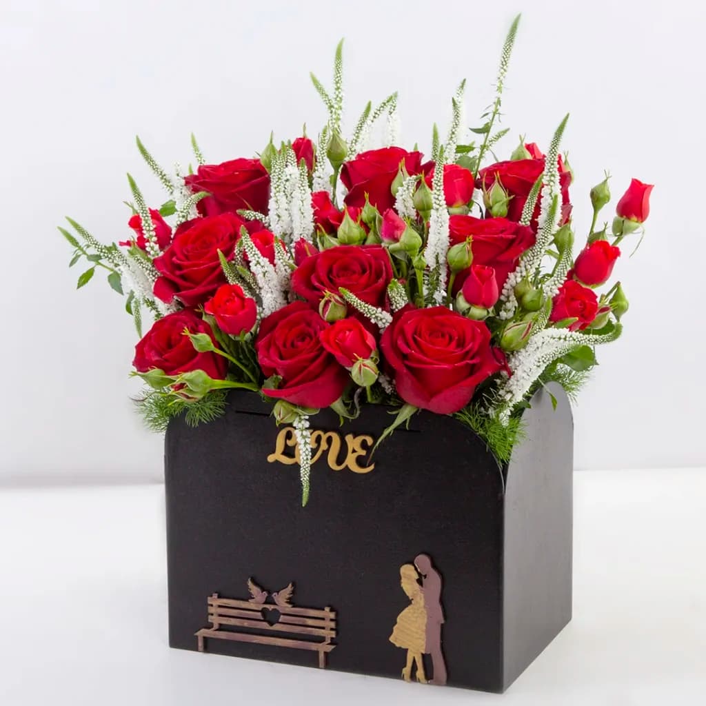 باکس گل هدیه کوچک رز هلندی قرمز کد 2660 — تصویر ۵