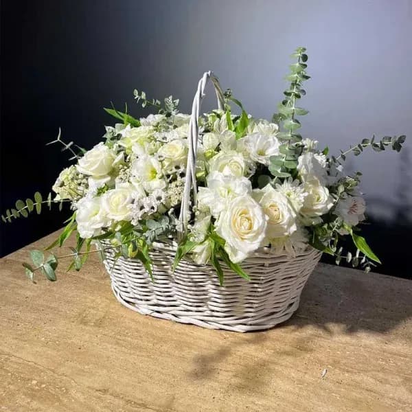 سبد گل رز سفید فاریساد – فروشگاه اینترنتی گل فلوشا Flowhsa — تصویر ۲