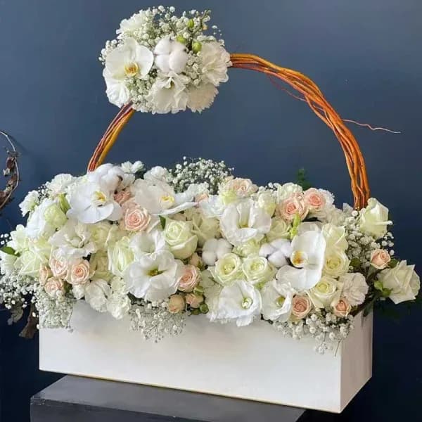 سبد گل سفید گاندورا – فروشگاه اینترنتی گل فلوشا Flowhsa
