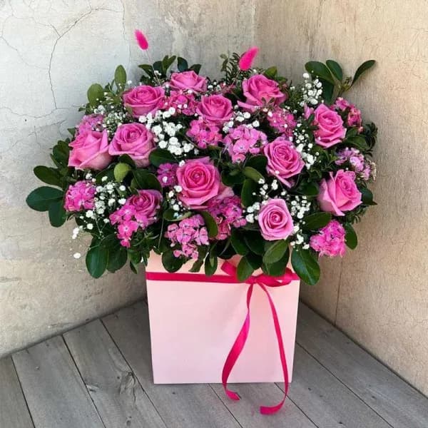 باکس گل رز و قرنفل نادیفا – فروشگاه آنلاین گل فلوشا Flwosha — تصویر ۳