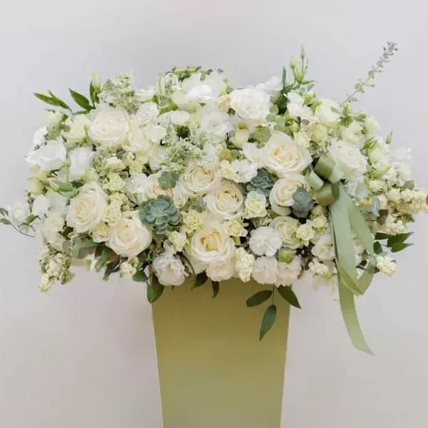باکس گل سفید مهتاب – فروشگاه آنلاین گل فلوشا — تصویر ۲