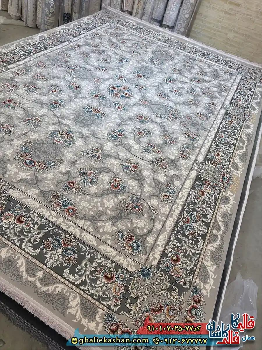 فرش کلاسیک 700 شانه طرح افشان نورا رنگ طوسی نقره ای کاشان