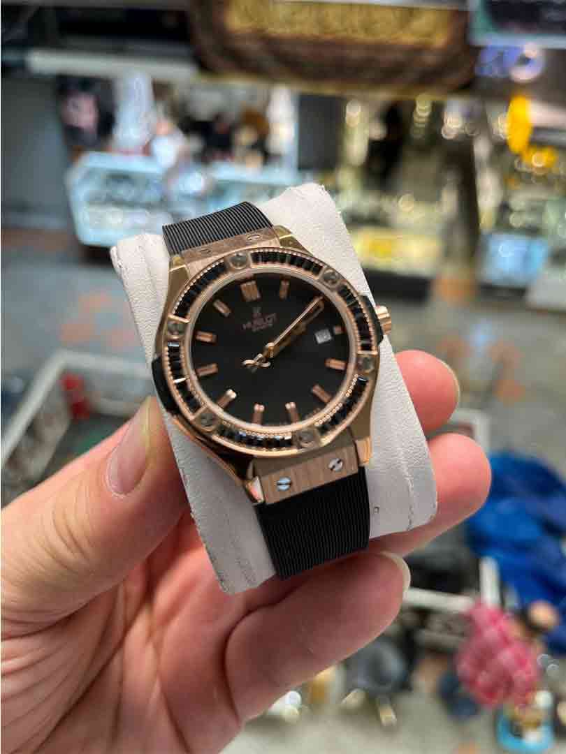 ساعت مچی زنانه هابلوت دور نگین مخارج بند مشکی صفحه مشکی مدل Hublot Diamonds ROZGOLD