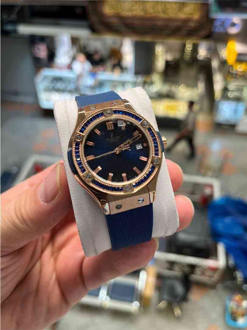 ساعت مچی زنانه هابلوت دور نگین مخارج بند سورمه ای صفحه سورمه ای مدل Hublot Diamonds