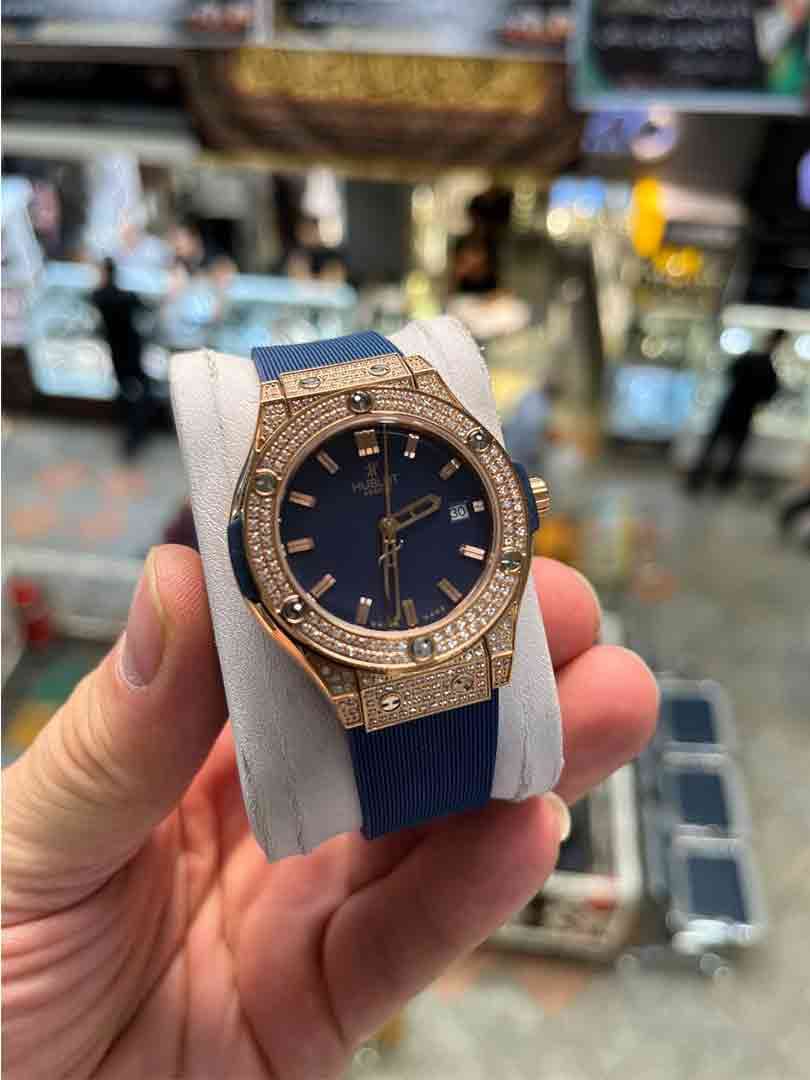 ساعت مچی زنانه هابلوت دورفول نگین بند سورمه ای صفحه سورمه ای مدل Hublot Diamonds ROZGOLD