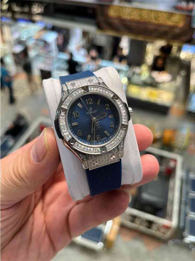 ساعت مچی زنانه هابلوت دورفول نگین بند سورمه ای صفحه سورمه ای مدل Hublot Diamonds