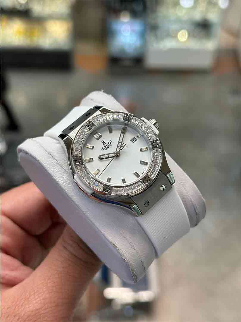 ساعت مچی زنانه هابلوت دور نگین بند سفید قاب نقره ای صفحه سفید مدل Hublot Diamonds