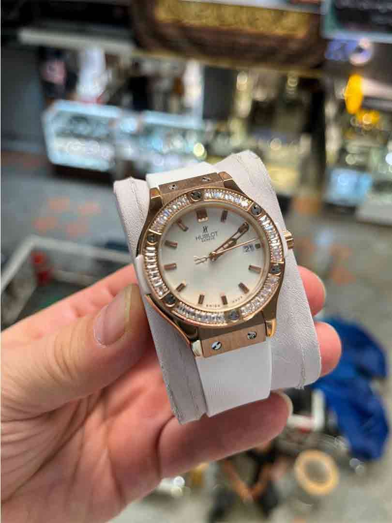 ساعت مچی زنانه هابلوت دور نگین بند سفید قاب رزگلد صفحه سفید مدل Hublot Diamonds