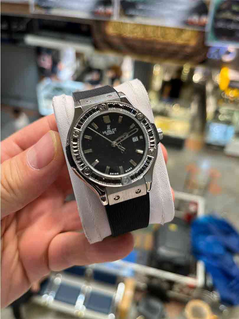 ساعت مچی زنانه هابلوت دور نگین مخارج بند مشکی صفحه مشکی مدل Hublot Diamonds — تصویر ۳