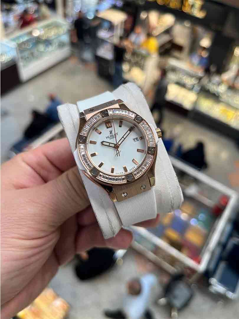 ساعت مچی زنانه هابلوت دور نگین بند سفید صفحه سفید مدل Hublot Diamonds