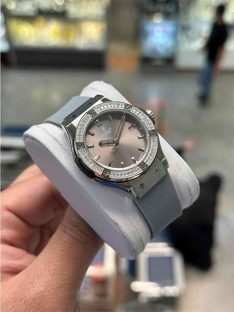 ساعت مچی زنانه هابلوت دور نگین بند طوسی صفحه طوسی مدل Hublot Diamonds