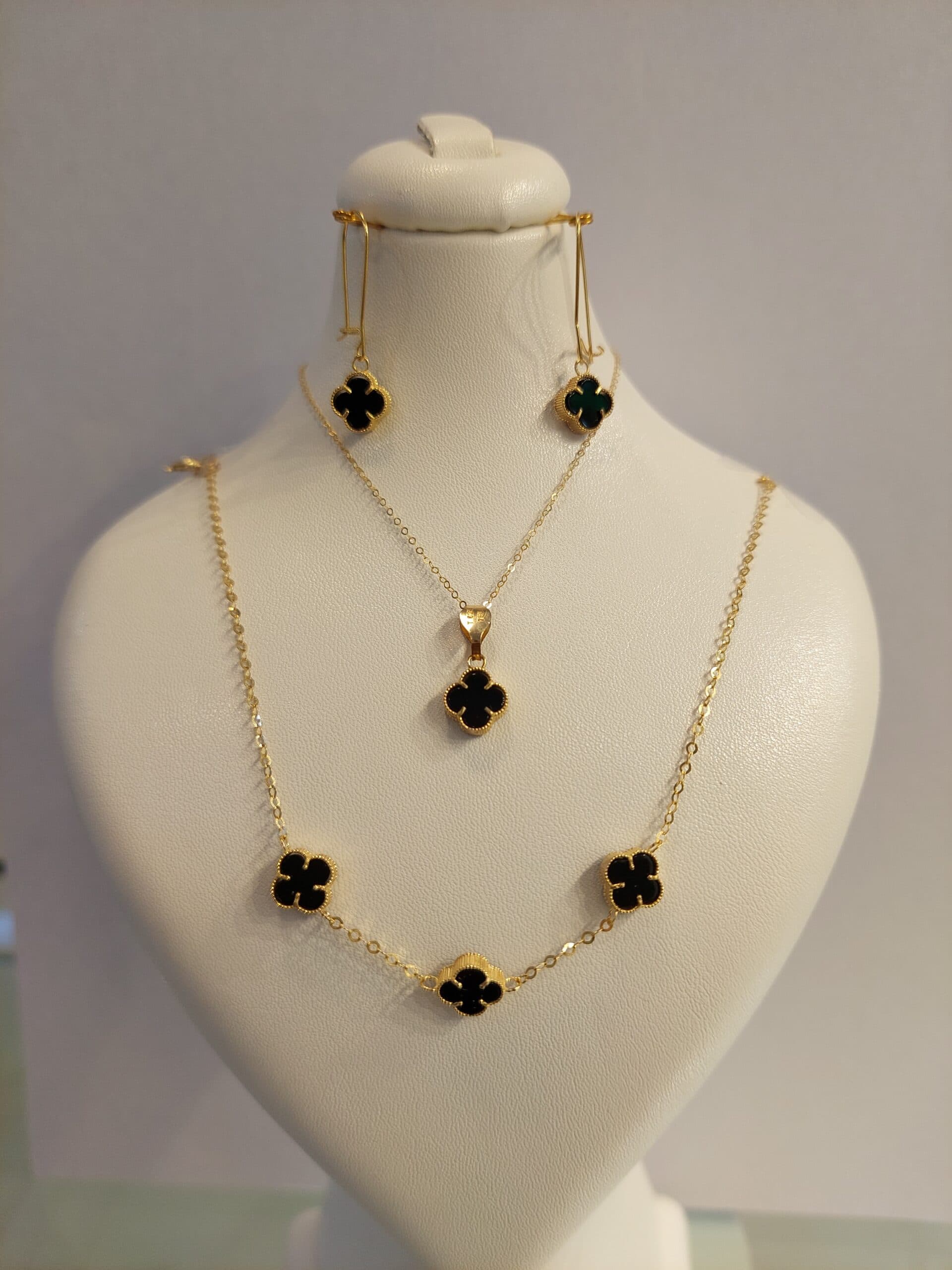 نیم ست طلا دستبند و پلاک و گوشواره آویز فرنچ زنانه طرح ونکلیف مشکی — تصویر ۵