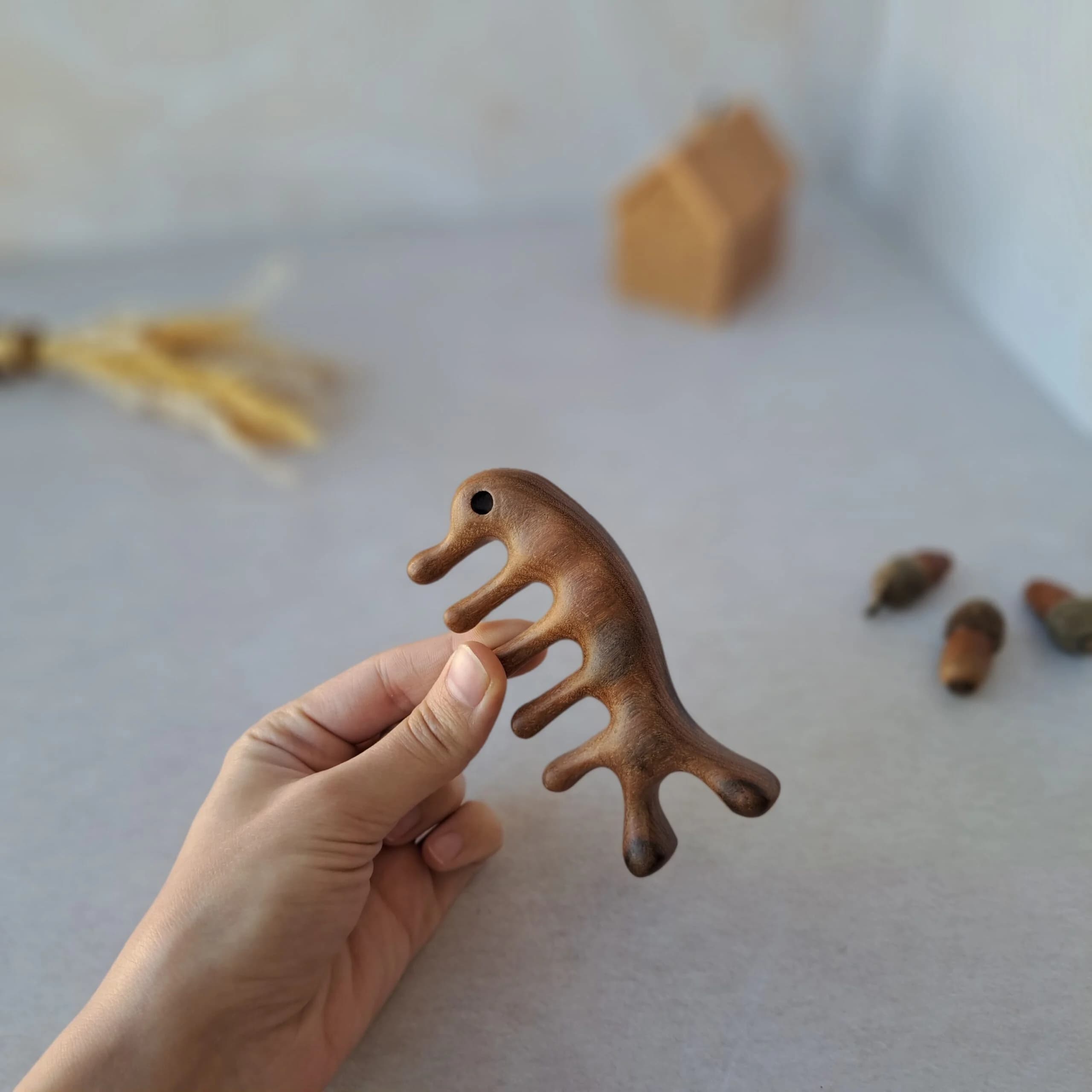شانه چوبی ماساژ ۵ دندانه دو انگشتی