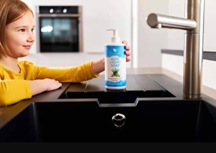 Forever Aloe Liquid Soap | صابون مایع آلوئهورا فوراور؛ شوینده ملایم دست، صورت و بدن با آبرسانی طبیعی پوست — تصویر ۵