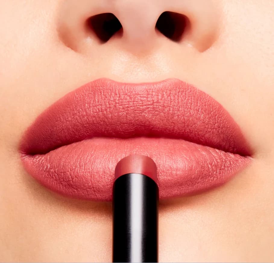 رژ لب باریک مک Powder Kiss Velvet Blur Slim Stick — تصویر ۴