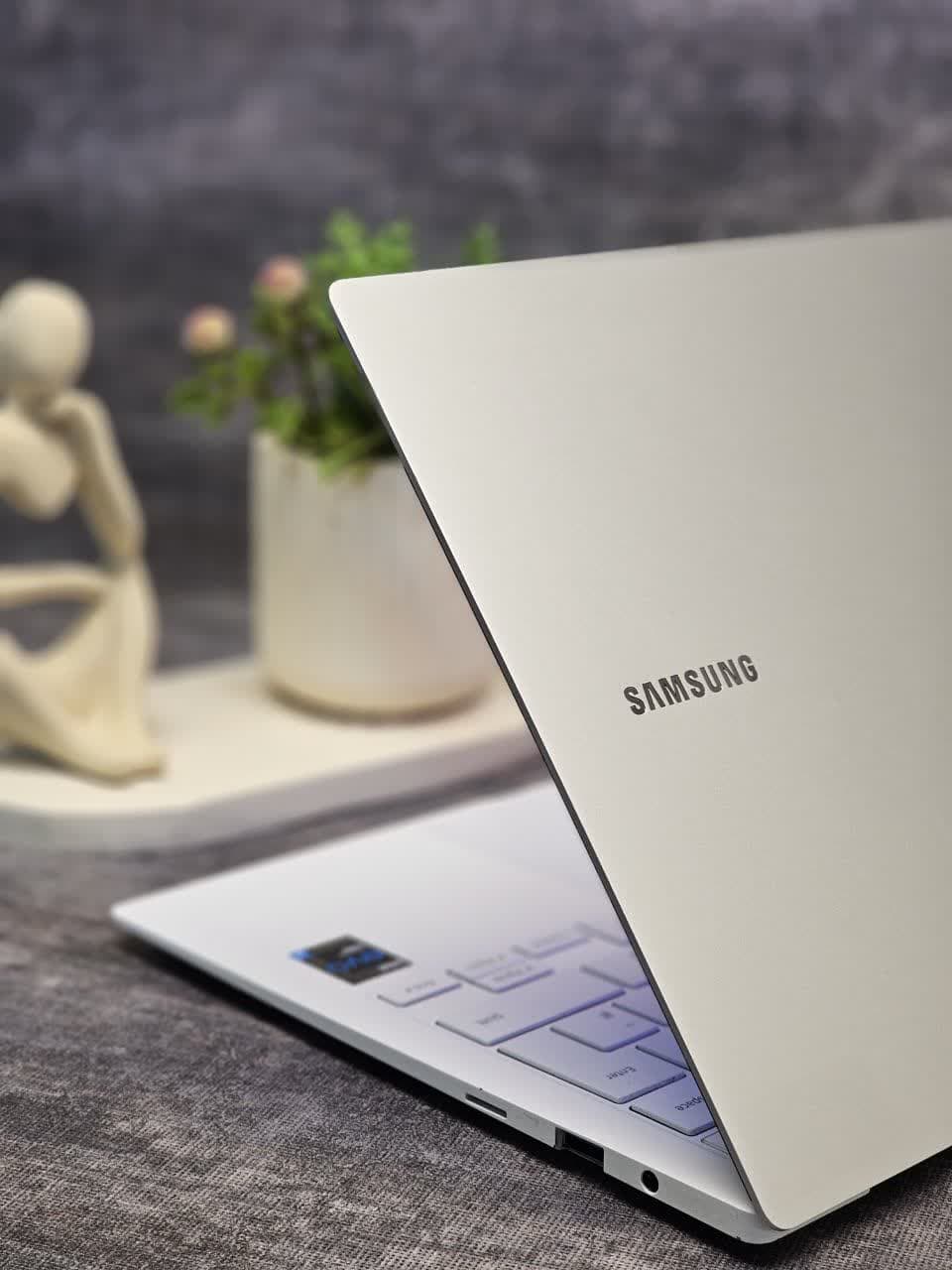 لپ‌تاپ Samsung Galaxy Book Pro | Core i7-1165G7 | RAM 16GB | نمایشگر AMOLED