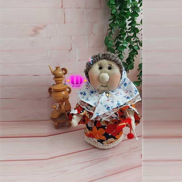 عروسک ننه جون ایستاده