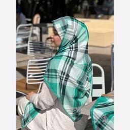 روسری (شال) نخ کاستوم طرح مونا چهارخونه سبز صابونی قواره 140 دور دوخت — تصویر ۳