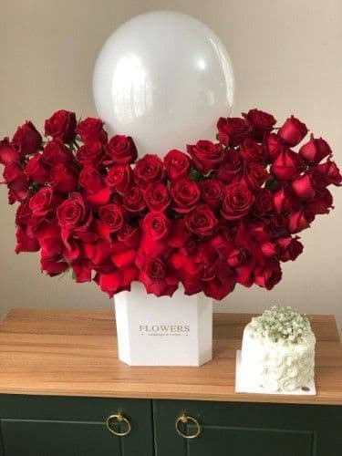 باکس گل رز با کیک و بادکنک 284
