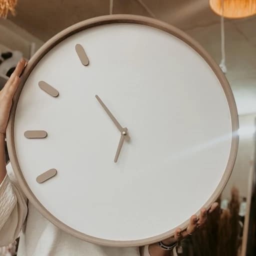 ساعت دیواری مینیمال چوبی — تصویر ۲