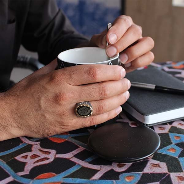 انگشتر عقیق مشکی نقره مردانه طرح مزدا + حرز امام جواد (ع) + آیت الکرسی — تصویر ۱۰