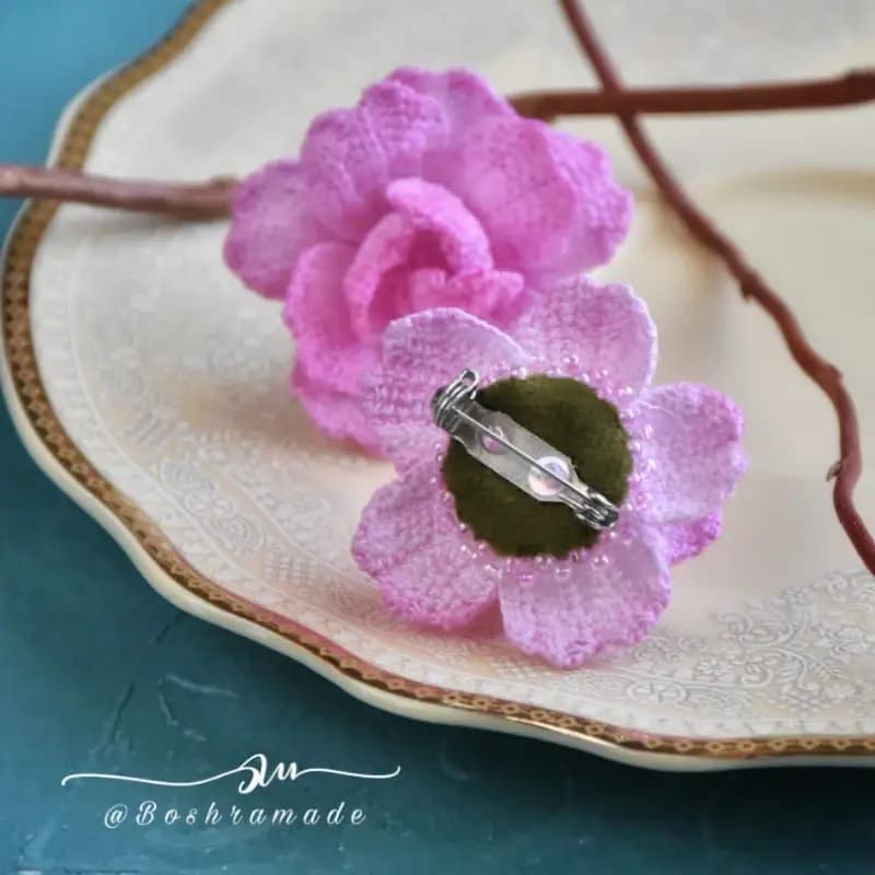 سنجاق سینه گل رز طبیعی صورتی کد 0238 — تصویر ۵