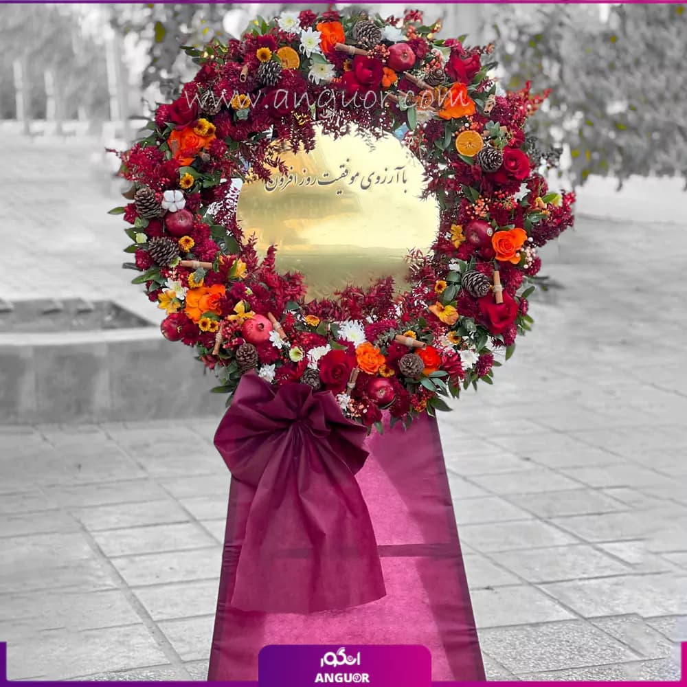 تاج گل یلدایی از رنگ و رایحه