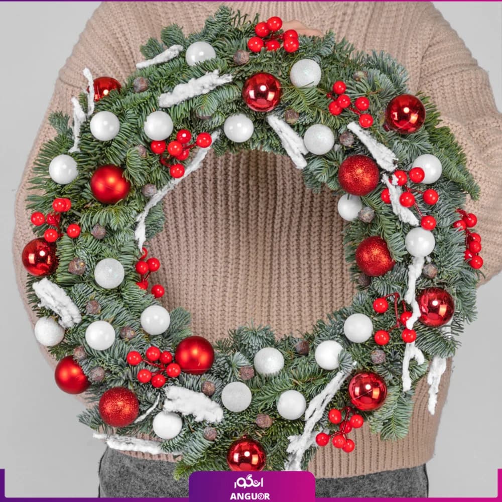 حلقه گل کریسمس به همراه چراغ (سال نو میلادی)