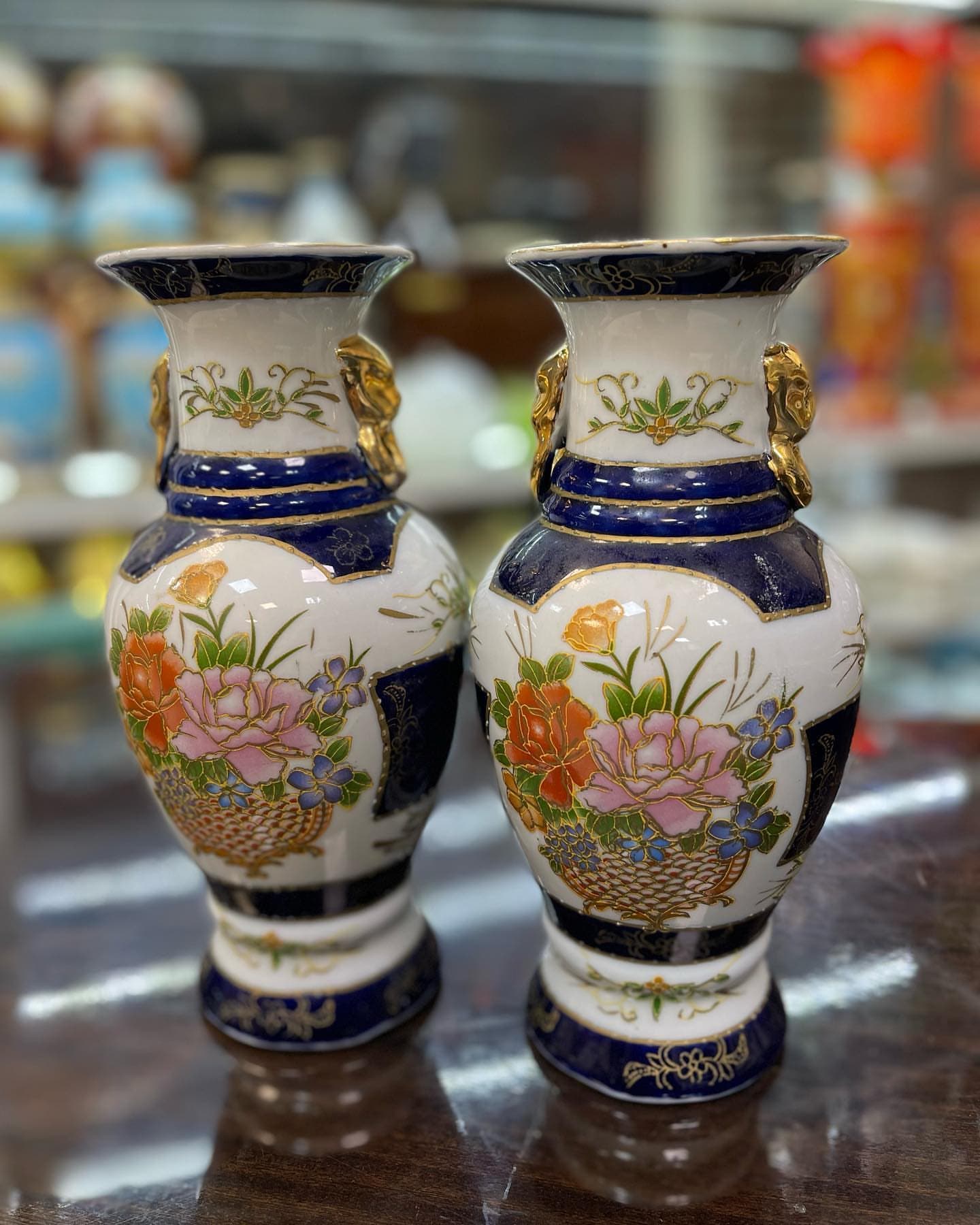 یک جفت گلدان قدیمی — تصویر ۲
