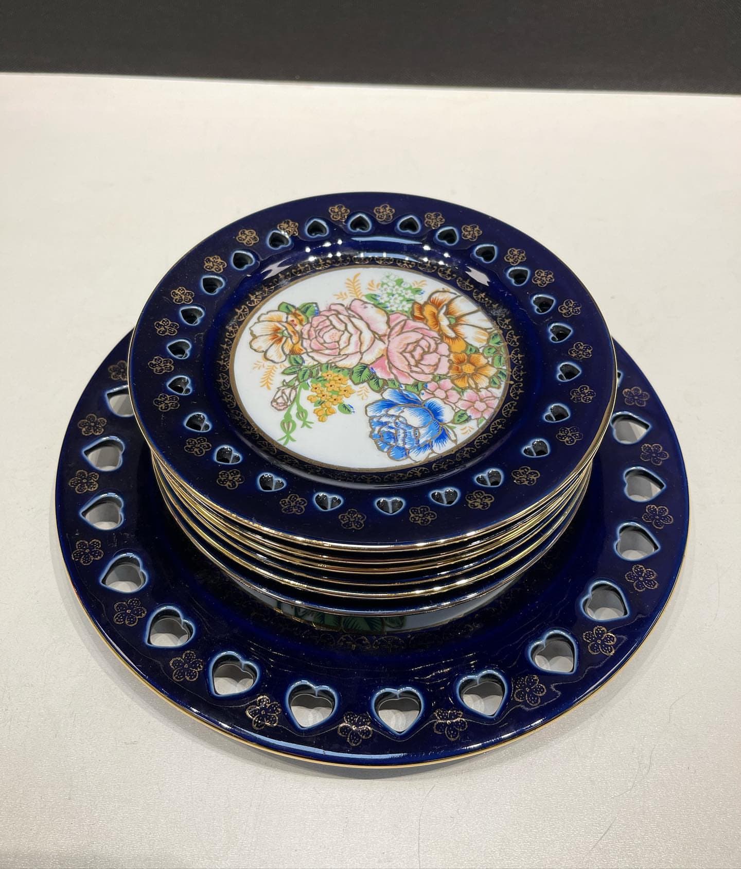 کیک خوری دور توری آنتیک — تصویر ۳