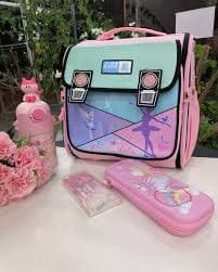 کوله پشتی صندوقی دخترانه طرح پری دریایی کد 8990 — تصویر ۱۲